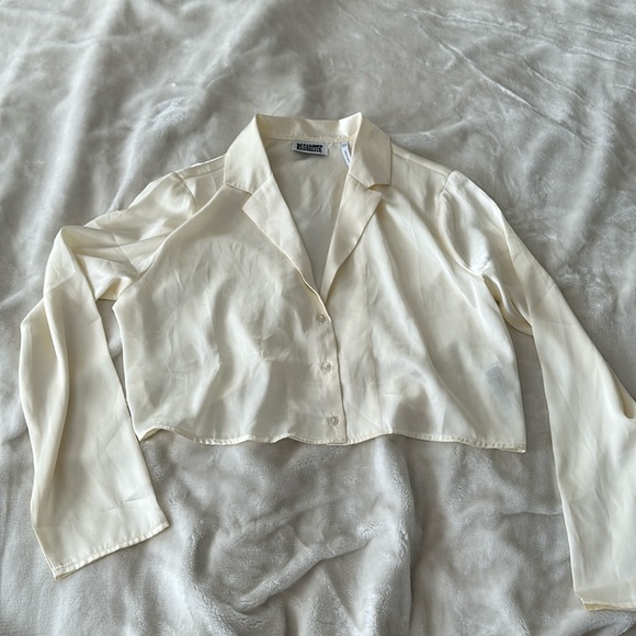 NWOT RECLAIMED VINTAGE CREAM SATIN DEEP V BUTTON CROP LONG SLEEVE. SIZE 10 - Picture 1 of 3